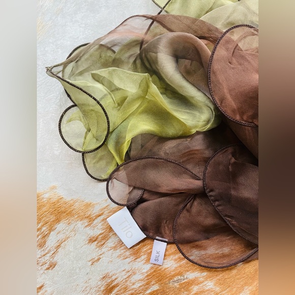 TILO Scarves unique beauty…curly edges and sweet twist to jazz up any outfit 💙 - Picture 4 of 8